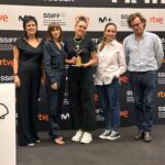 Aura Garrido Instagram – Este @sansebastianfes he tenido el privilegio de compartirlo con estas personas fantásticas y admiradas, con las que he visto películas, debatido intensamente y aprendido muchísimo de ecología, de cine y de la vida. Formar parte del jurado Lurra ha sido la experiencia más bonita del festival. Gracias @greenpeace_esp
1. Mis compis
2. Diana Chinea de @caramelfilms recogiendo el premio para ‘Evil does not exist’
3, 4 y 5. Las películas nominadas
6. Mi jurado favorito otra vez
7. @alexandrajhleight mi compañera favorita de festivales