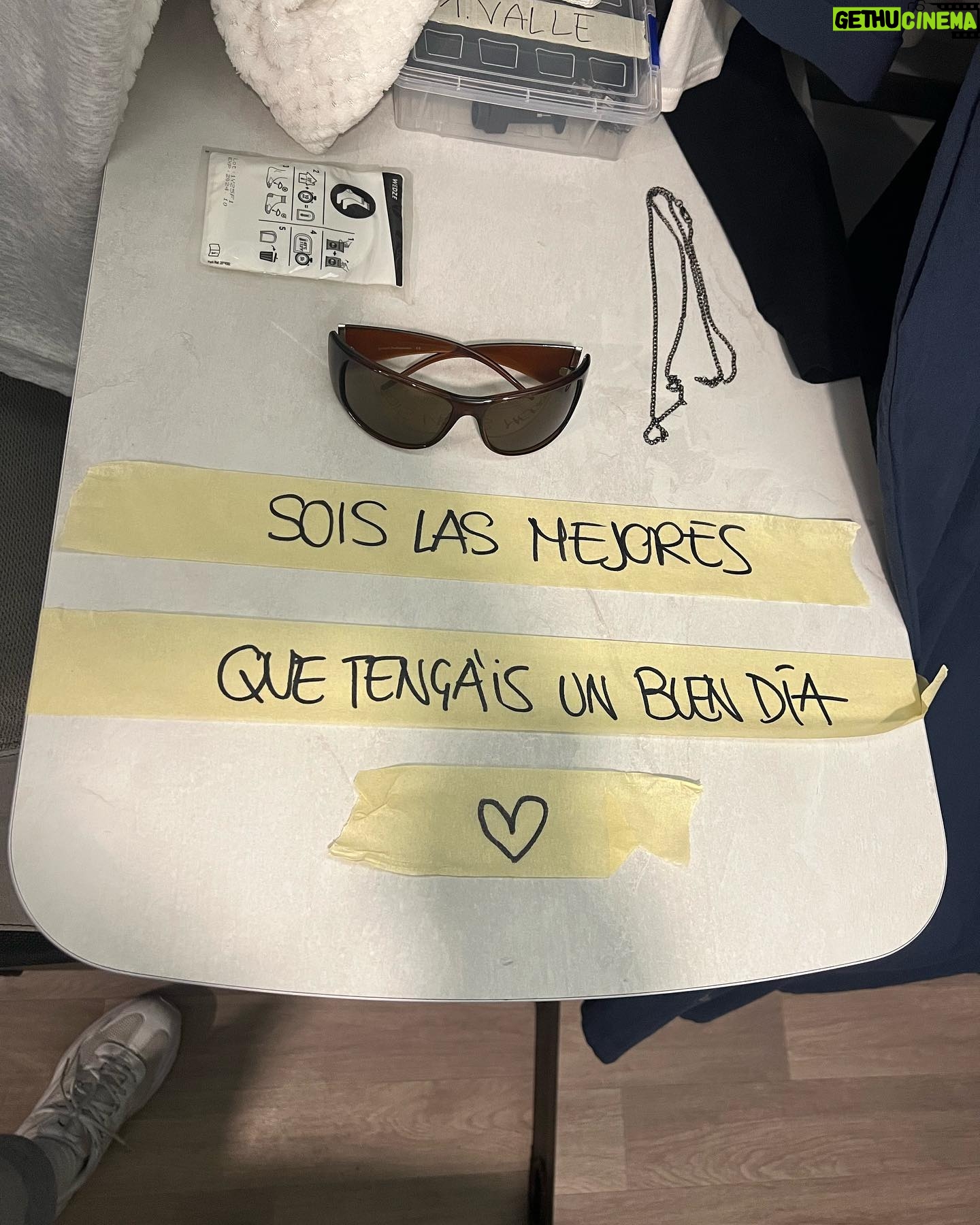 Aura Garrido Instagram - Hemos acabado Santuario y a esta gente me la llevo en el coraz贸n 馃