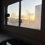 Aura Garrido Instagram - De cuando salía el sol entre las caravanas de rodaje