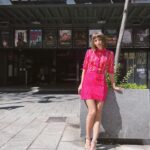 Aura Garrido Instagram - Quedan 5 días para que estrenemos ‘ALGUIEN QUE CUIDE DE MÍ’ y aún no había subido fotos del junket. Muchas ganas de que llegue a salas esta peli tan especial que me permitió trabajar con tanta gente admirada. Gracias @lalindesca y @fejerman 🤍