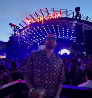 Aurah Ruiz Instagram - Carrete de una noche que no supero ❤️‍🩹👽 

1- Nos vamos a ver a @bizarrap 🥹

2- Mi primer vídeo de 100 y cogí el mítico avión pasando por @ushuaiaibiza 😁. 

3- El señor no supero mi outfit y yo tampoco el de el 😂 

4- El amor de mi vida estaba guapísimo 😍🥰

5- Que viene que viene 😎mi emoción 🥹 

6- te ame @bizarrap la rompiste 🥹❤️‍🩹

7- el vídeo con mi Hermano @tavitoorf love.

8- este vídeo me encantan 😍 

9- me supo a poco y nos fuimos a @pachaofficial 

10- lo buena pareja que hacemos 👽👽