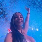 Aurah Ruiz Instagram - Carrete de una noche que no supero ❤️‍🩹👽 1- Nos vamos a ver a @bizarrap 🥹 2- Mi primer vídeo de 100 y cogí el mítico avión pasando por @ushuaiaibiza 😁. 3- El señor no supero mi outfit y yo tampoco el de el 😂 4- El amor de mi vida estaba guapísimo 😍🥰 5- Que viene que viene 😎mi emoción 🥹 6- te ame @bizarrap la rompiste 🥹❤️‍🩹 7- el vídeo con mi Hermano @tavitoorf love. 8- este vídeo me encantan 😍 9- me supo a poco y nos fuimos a @pachaofficial 10- lo buena pareja que hacemos 👽👽