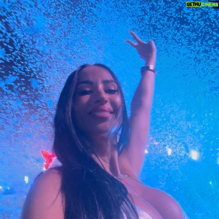 Aurah Ruiz - 31.5K Likes - Carrete de una noche que no supero ❤️🩹👽
1- Nos vamos a ver a @bizarrap 🥹
2- Mi primer vídeo de 100 y cogí el mítico avión pasando por @ushuaiaibiza 😁.
3- El señor no supero mi outfit y yo tampoco el de el 😂
4- El amor de mi vida estaba guapísimo 😍🥰
5- Que viene que viene 😎mi emoción 🥹
6- te ame @bizarrap la rompiste 🥹❤️🩹
7- el vídeo con mi Hermano @tavitoorf love.
8- este vídeo me encantan 😍
9- me supo a poco y nos fuimos a @pachaofficial
10- lo buena pareja que hacemos 👽👽