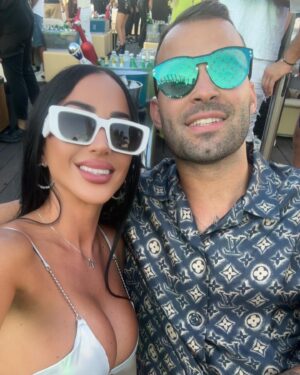 Aurah Ruiz Instagram - Carrete de una noche que no supero ❤️‍🩹👽 

1- Nos vamos a ver a @bizarrap 🥹

2- Mi primer vídeo de 100 y cogí el mítico avión pasando por @ushuaiaibiza 😁. 

3- El señor no supero mi outfit y yo tampoco el de el 😂 

4- El amor de mi vida estaba guapísimo 😍🥰

5- Que viene que viene 😎mi emoción 🥹 

6- te ame @bizarrap la rompiste 🥹❤️‍🩹

7- el vídeo con mi Hermano @tavitoorf love.

8- este vídeo me encantan 😍 

9- me supo a poco y nos fuimos a @pachaofficial 

10- lo buena pareja que hacemos 👽👽
