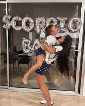 Aurah Ruiz Instagram - Happy Birthday to me🍾🎊❤️
Nueva vuelta al sol ☀️ 
Un año mas aprendido🫡
Dando las gracias por un año mas vivido🙏 y de vida.
 Siempre agradecida bendiciones para mi y mi familia❤️🙏😍 .
Scorpio Baby🦂