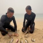 Aurah Ruiz Instagram - Aurah y Gorka nos enseñan cómo preparan los peces 🐟 ¿Qué tarea preferiríais hacer vosotros? ¿Pesca, comida o cuidar el fuego? 🔥 #Supervivientes #aprendeconnosotros #trucos
