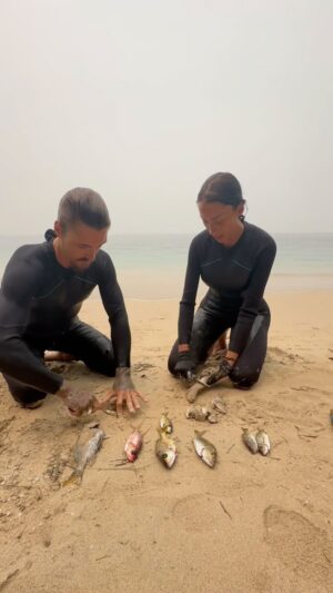 Aurah Ruiz Instagram - Aurah y Gorka nos enseñan cómo preparan los peces 🐟 ¿Qué tarea preferiríais hacer vosotros? ¿Pesca, comida o cuidar el fuego? 🔥

#Supervivientes #aprendeconnosotros #trucos