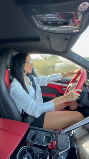 Aurah Ruiz Instagram - Nadie# en un coche en larga y recta travesía quien mas igual que yo?🤪😎😅😍🤪🎤

Comenta abajo serás bloqueado si tú comentario es 🚮 😅😙