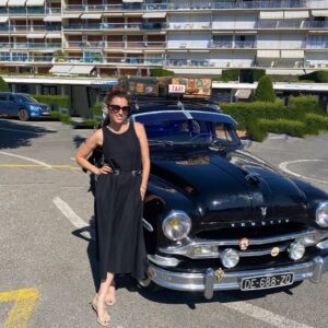 Aure Atika Instagram - Bravo et merci à la jeune et dynamique équipe de  @adca_aix de rendre contagieux leur amour de la salle et du cinéma et d’energiser leur ville! 
D’Aix à Paris, pour le cinéma, on lève les bras;)

#aixlesbains #paris #grandrex #bullettrain #bradpitt #fordvedette1954 #teamfigolu #constancedebre #roselefilm