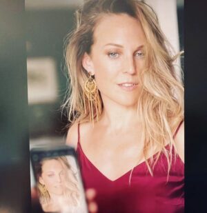 Aurélie Vaneck Instagram - 50 nuances d'Oma bloom...
.
.
#onprendlesmemesetonrecommence

🙏 ✨️ la team de choc: 

👯‍♀️ @annedecis
💄@nadia.bouhou 
💇‍♀️ @le_studio_coloriste 
👗 @pakolitto 
📷 @michela_moutardier_photography
Pour @omabloom_creations