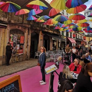 Aurélie Vaneck Instagram - Cette semaine #vanlife au Portugal c'était
Des lunettes à fossettes
Des cheveux blancs emmêlés 
Du twerk sur les pavés 
Des singingintherain 
Du love en escaliers
Juliette, et la grâce des années 
Des cigognes en cheminée 
Des "seuls sur la plage les yeux dans l'eau"
Des modenatures en carreaux
Des passages piétons mosaïqués
Des cafés américains à l'italienne
Des rappels d'évidence 
Des p'tits dej avec sea view 
Des sunset encalinés 
Un indescriptible sentiment de liberté...

Merci à tous ceux qui étaient du voyage, au chaud dans nos cœurs, vous vous reconnaîtrez... 🌟

#Portugal #vantrip #love
@sebalabass
