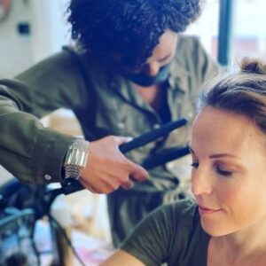 Aurélie Vaneck Instagram - 50 nuances d'Oma bloom...
.
.
#onprendlesmemesetonrecommence

🙏 ✨️ la team de choc: 

👯‍♀️ @annedecis
💄@nadia.bouhou 
💇‍♀️ @le_studio_coloriste 
👗 @pakolitto 
📷 @michela_moutardier_photography
Pour @omabloom_creations