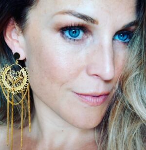 Aurélie Vaneck Instagram - 50 nuances d'Oma bloom...
.
.
#onprendlesmemesetonrecommence

🙏 ✨️ la team de choc: 

👯‍♀️ @annedecis
💄@nadia.bouhou 
💇‍♀️ @le_studio_coloriste 
👗 @pakolitto 
📷 @michela_moutardier_photography
Pour @omabloom_creations