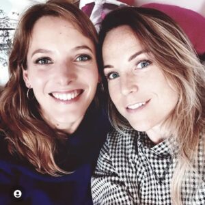 Aurélie Vaneck Instagram - Je pense fort fort fort à vous les copains! ✨️

Fermer un livre comme celui-ci ne se fait pas sans larme... 
Tant de partage, de rires, de larmes, d'espoirs, de désillusions, de fierté, de disputes, d'amour... 
Dix huit ans sous les feux des projecteurs, ou dans l'ombre des caméras.
Dix huit ans, dans nos métiers, c'est une vie... et une chance inouie! 

Pour avoir fermé une première fois le livre il y a neuf ans, je sais comme la page est lourde... 
Mais je sais aussi les jolies histoires qu'il reste à écrire. 

La vie est pleine de surprises savoureuses, faites lui confiance!
Comme hier, demain le soleil brillera encore...

Je vous love 💗

#pblvfamily 
#unetranchedevie