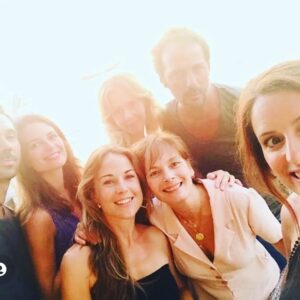 Aurélie Vaneck Instagram - Je pense fort fort fort à vous les copains! ✨️

Fermer un livre comme celui-ci ne se fait pas sans larme... 
Tant de partage, de rires, de larmes, d'espoirs, de désillusions, de fierté, de disputes, d'amour... 
Dix huit ans sous les feux des projecteurs, ou dans l'ombre des caméras.
Dix huit ans, dans nos métiers, c'est une vie... et une chance inouie! 

Pour avoir fermé une première fois le livre il y a neuf ans, je sais comme la page est lourde... 
Mais je sais aussi les jolies histoires qu'il reste à écrire. 

La vie est pleine de surprises savoureuses, faites lui confiance!
Comme hier, demain le soleil brillera encore...

Je vous love 💗

#pblvfamily 
#unetranchedevie