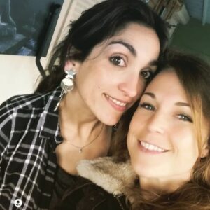 Aurélie Vaneck Instagram - Je pense fort fort fort à vous les copains! ✨️

Fermer un livre comme celui-ci ne se fait pas sans larme... 
Tant de partage, de rires, de larmes, d'espoirs, de désillusions, de fierté, de disputes, d'amour... 
Dix huit ans sous les feux des projecteurs, ou dans l'ombre des caméras.
Dix huit ans, dans nos métiers, c'est une vie... et une chance inouie! 

Pour avoir fermé une première fois le livre il y a neuf ans, je sais comme la page est lourde... 
Mais je sais aussi les jolies histoires qu'il reste à écrire. 

La vie est pleine de surprises savoureuses, faites lui confiance!
Comme hier, demain le soleil brillera encore...

Je vous love 💗

#pblvfamily 
#unetranchedevie