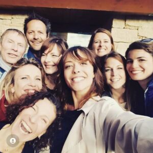 Aurélie Vaneck Instagram - Je pense fort fort fort à vous les copains! ✨️

Fermer un livre comme celui-ci ne se fait pas sans larme... 
Tant de partage, de rires, de larmes, d'espoirs, de désillusions, de fierté, de disputes, d'amour... 
Dix huit ans sous les feux des projecteurs, ou dans l'ombre des caméras.
Dix huit ans, dans nos métiers, c'est une vie... et une chance inouie! 

Pour avoir fermé une première fois le livre il y a neuf ans, je sais comme la page est lourde... 
Mais je sais aussi les jolies histoires qu'il reste à écrire. 

La vie est pleine de surprises savoureuses, faites lui confiance!
Comme hier, demain le soleil brillera encore...

Je vous love 💗

#pblvfamily 
#unetranchedevie