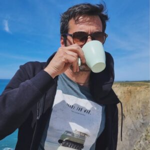 Aurélie Vaneck Instagram - Cette semaine #vanlife au Portugal c'était
Des lunettes à fossettes
Des cheveux blancs emmêlés 
Du twerk sur les pavés 
Des singingintherain 
Du love en escaliers
Juliette, et la grâce des années 
Des cigognes en cheminée 
Des "seuls sur la plage les yeux dans l'eau"
Des modenatures en carreaux
Des passages piétons mosaïqués
Des cafés américains à l'italienne
Des rappels d'évidence 
Des p'tits dej avec sea view 
Des sunset encalinés 
Un indescriptible sentiment de liberté...

Merci à tous ceux qui étaient du voyage, au chaud dans nos cœurs, vous vous reconnaîtrez... 🌟

#Portugal #vantrip #love
@sebalabass