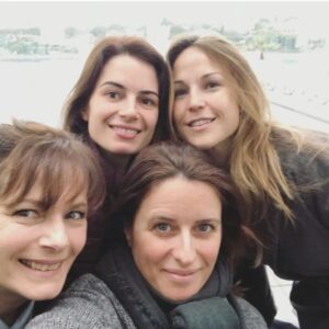Aurélie Vaneck Instagram - Je pense fort fort fort à vous les copains! ✨️

Fermer un livre comme celui-ci ne se fait pas sans larme... 
Tant de partage, de rires, de larmes, d'espoirs, de désillusions, de fierté, de disputes, d'amour... 
Dix huit ans sous les feux des projecteurs, ou dans l'ombre des caméras.
Dix huit ans, dans nos métiers, c'est une vie... et une chance inouie! 

Pour avoir fermé une première fois le livre il y a neuf ans, je sais comme la page est lourde... 
Mais je sais aussi les jolies histoires qu'il reste à écrire. 

La vie est pleine de surprises savoureuses, faites lui confiance!
Comme hier, demain le soleil brillera encore...

Je vous love 💗

#pblvfamily 
#unetranchedevie