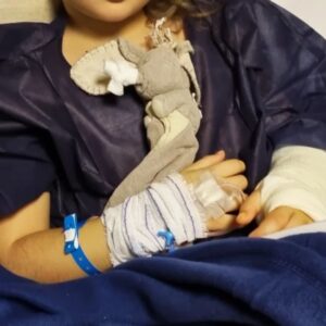 Aurélie Vaneck Instagram - 4 jours d'hospitalisation pour un bras cassé, parce que pas de place au bloc...

Histoire de fou!

Et en même temps, 
on réalise notre chance que ça ne soit qu'un bras cassé,  
Le dévouement du personnel hospitalier en manque de moyens et sous effectif évident, 
Le confort -quoiqu'on en dise- du service public francais, 
Et surtout que pour certaines familles,  l'hôpital est un quotidien!

Merci à tous les 🧚‍♀️🧙‍♂️de l'hopital de la Timone, merci @leriremedecin, merci la vie!
✨️
Et maintenant retour maison!

Courage et love love love à vous pour qui cette fin d'année est difficile ❤️