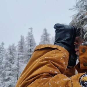 Aurélie Vaneck Instagram - Nous avons commencé l'année sur le toit du monde, aux pieds du parc national du Mercantour, isolés dans un chalet digne d'un film de Noël, loin de l'agitation et des réseaux, à écouter la neige tomber, guetter les biches et savourer le temps suspendu... 

Je ne prendrai pas de bonne résolution cette année, car je suis bien incapable de les tenir. Mais je formule le vœux de ralentir, de poser un pied devant l'autre et de savourer chaque instant. 

Mon Homme dit que nous avons 10 billes à répartir librement entre passé, présent et avenir. Si tu places la majorité de tes billes sur "hier" ou "demain", tu passes à côté de ton présent, seul espace qui existe, finalement. Si tu places tout sur aujourd'hui,  difficile de construire, ou d'utiliser ton expérience pour grandir... Alors je formule le souhait de placer 1 bille sur "hier", 2 sur "demain" et les 7 autres sur la case "présent". 

Je vous souhaite de répartir vos billes à l'image de la vie dont vous rêvez, et d'en savourer chaque instant. 

#bonneannée