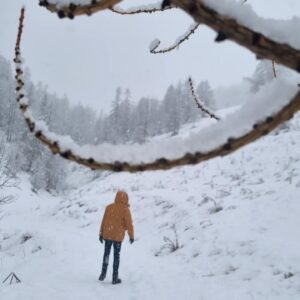 Aurélie Vaneck Instagram - Nous avons commencé l'année sur le toit du monde, aux pieds du parc national du Mercantour, isolés dans un chalet digne d'un film de Noël, loin de l'agitation et des réseaux, à écouter la neige tomber, guetter les biches et savourer le temps suspendu... 

Je ne prendrai pas de bonne résolution cette année, car je suis bien incapable de les tenir. Mais je formule le vœux de ralentir, de poser un pied devant l'autre et de savourer chaque instant. 

Mon Homme dit que nous avons 10 billes à répartir librement entre passé, présent et avenir. Si tu places la majorité de tes billes sur "hier" ou "demain", tu passes à côté de ton présent, seul espace qui existe, finalement. Si tu places tout sur aujourd'hui,  difficile de construire, ou d'utiliser ton expérience pour grandir... Alors je formule le souhait de placer 1 bille sur "hier", 2 sur "demain" et les 7 autres sur la case "présent". 

Je vous souhaite de répartir vos billes à l'image de la vie dont vous rêvez, et d'en savourer chaque instant. 

#bonneannée