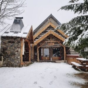 Aurélie Vaneck Instagram - Nous avons commencé l'année sur le toit du monde, aux pieds du parc national du Mercantour, isolés dans un chalet digne d'un film de Noël, loin de l'agitation et des réseaux, à écouter la neige tomber, guetter les biches et savourer le temps suspendu... 

Je ne prendrai pas de bonne résolution cette année, car je suis bien incapable de les tenir. Mais je formule le vœux de ralentir, de poser un pied devant l'autre et de savourer chaque instant. 

Mon Homme dit que nous avons 10 billes à répartir librement entre passé, présent et avenir. Si tu places la majorité de tes billes sur "hier" ou "demain", tu passes à côté de ton présent, seul espace qui existe, finalement. Si tu places tout sur aujourd'hui,  difficile de construire, ou d'utiliser ton expérience pour grandir... Alors je formule le souhait de placer 1 bille sur "hier", 2 sur "demain" et les 7 autres sur la case "présent". 

Je vous souhaite de répartir vos billes à l'image de la vie dont vous rêvez, et d'en savourer chaque instant. 

#bonneannée