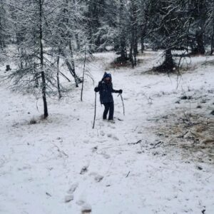 Aurélie Vaneck Instagram - Nous avons commencé l'année sur le toit du monde, aux pieds du parc national du Mercantour, isolés dans un chalet digne d'un film de Noël, loin de l'agitation et des réseaux, à écouter la neige tomber, guetter les biches et savourer le temps suspendu... 

Je ne prendrai pas de bonne résolution cette année, car je suis bien incapable de les tenir. Mais je formule le vœux de ralentir, de poser un pied devant l'autre et de savourer chaque instant. 

Mon Homme dit que nous avons 10 billes à répartir librement entre passé, présent et avenir. Si tu places la majorité de tes billes sur "hier" ou "demain", tu passes à côté de ton présent, seul espace qui existe, finalement. Si tu places tout sur aujourd'hui,  difficile de construire, ou d'utiliser ton expérience pour grandir... Alors je formule le souhait de placer 1 bille sur "hier", 2 sur "demain" et les 7 autres sur la case "présent". 

Je vous souhaite de répartir vos billes à l'image de la vie dont vous rêvez, et d'en savourer chaque instant. 

#bonneannée
