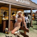 Aurora Culpo Instagram - In the desert! My ‘first move’ was stopping by @bumble 🐝❤️🌵#bumblepartner