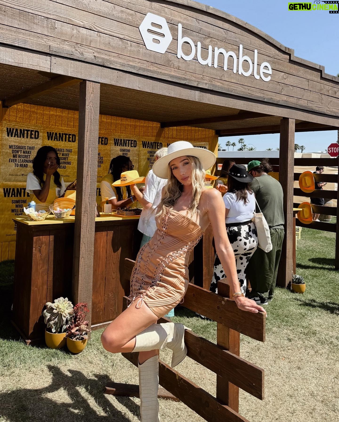 Aurora Culpo Instagram - In the desert! My ‘first move’ was stopping by @bumble 🐝❤️🌵#bumblepartner