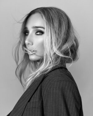 Aurora Culpo Instagram - 🖤🤍 @michaelkors 
📸 @solmazsaberi 
💄@makeupbyliz