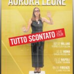 Aurora Leone Instagram - Biglietti disponibili ora al link in bio! Tutto scontato è il titolo del mio nuovo spettacolo. Un adesivo in vetrina che ti invoglia ad entrare in un negozio a trovare qualcosa che incontri il tuo gusto, a trovare la tua taglia; a trovare quello che stavi cercando. Ma si sa, alla fine non trovi mai niente di quello che volevi.  Scomodo ma non troppo, si pone a metà tra il linguaggio di Ricky Gervais e quello di Mattarella. L’obiettivo finale sarà farvi pronunciare la rinomata frase “fa ridere ma fa anche riflettere”. Penso non esista modo più bello di conoscerci. Quindi se vi va, io non vedo l’ora! Una co-produzione @dna_concerti e @_the_jackal