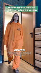Aurora Leone Instagram - Pur di non lavare i vestiti che porterai in vacanza, va bene anche la canotta “OGGI STO NERVOSA” 🤝🏼 Commenta con il tuo peggior outfit