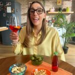 Aurora Leone Instagram - Sono stata scelta da Sanbittèr per rappresentare l’allegria. Ah che bella l'allegria quando tutti vanno al mare e tu sei a casa ahhhhh che bella l'allegria quando all'unico aperitivo a cui vai, i prati sono in fiore e ahhhh che bella l’allegria del polline che vola nel cielo, gli starnuti che interrompono i discorsi, il naso che ti prude AHHHH L'ALLERGIA ECCO CHE TAPPO MI DOVEVANO DARE. Che bella l'allegria ❤️❤️❤️ @sanbitter_official #pescaunemozione #adv