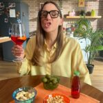 Aurora Leone Instagram - Sono stata scelta da Sanbittèr per rappresentare l’allegria. Ah che bella l'allegria quando tutti vanno al mare e tu sei a casa ahhhhh che bella l'allegria quando all'unico aperitivo a cui vai, i prati sono in fiore e ahhhh che bella l’allegria del polline che vola nel cielo, gli starnuti che interrompono i discorsi, il naso che ti prude AHHHH L'ALLERGIA ECCO CHE TAPPO MI DOVEVANO DARE. Che bella l'allegria ❤️❤️❤️ @sanbitter_official #pescaunemozione #adv