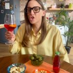 Aurora Leone Instagram - Sono stata scelta da Sanbittèr per rappresentare l’allegria. Ah che bella l'allegria quando tutti vanno al mare e tu sei a casa ahhhhh che bella l'allegria quando all'unico aperitivo a cui vai, i prati sono in fiore e ahhhh che bella l’allegria del polline che vola nel cielo, gli starnuti che interrompono i discorsi, il naso che ti prude AHHHH L'ALLERGIA ECCO CHE TAPPO MI DOVEVANO DARE. Che bella l'allegria ❤️❤️❤️ @sanbitter_official #pescaunemozione #adv