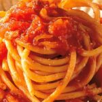 Aurora Leone Instagram - Domani esce Pesci Piccoli e io ho mangiato un piatto di amatriciana senza sporcare questo completo. Siete fieri di me? Stylist 🍝 : @andrea.mennella