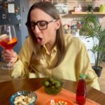 Aurora Leone Instagram - Sono stata scelta da Sanbittèr per rappresentare l’allegria. Ah che bella l'allegria quando tutti vanno al mare e tu sei a casa ahhhhh che bella l'allegria quando all'unico aperitivo a cui vai, i prati sono in fiore e ahhhh che bella l’allegria del polline che vola nel cielo, gli starnuti che interrompono i discorsi, il naso che ti prude AHHHH L'ALLERGIA ECCO CHE TAPPO MI DOVEVANO DARE. Che bella l'allegria ❤️❤️❤️ @sanbitter_official #pescaunemozione #adv