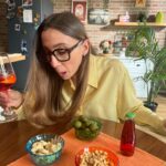 Aurora Leone Instagram - Sono stata scelta da Sanbittèr per rappresentare l’allegria. Ah che bella l'allegria quando tutti vanno al mare e tu sei a casa ahhhhh che bella l'allegria quando all'unico aperitivo a cui vai, i prati sono in fiore e ahhhh che bella l’allegria del polline che vola nel cielo, gli starnuti che interrompono i discorsi, il naso che ti prude AHHHH L'ALLERGIA ECCO CHE TAPPO MI DOVEVANO DARE. Che bella l'allegria ❤️❤️❤️ @sanbitter_official #pescaunemozione #adv