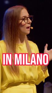 Aurora Leone Instagram - Tagga il tuo amico che fa economia 📊 Adesso su Prime lo spettacolo completo di AURORA LEONE - Una famiglia a pretesto 🎤 #comicità #standup #università #economia @primevideoit
