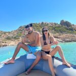 Aurora Leone Instagram - Cose che non dimenticherò di questo viaggio in Sardegna - il monte Tejalone scalato per bere un’ichnusa al tramonto (non ho foto in cui sto meglio di così) - i cinghiali che ho scoperto che possono nuotare anche per sei ore - una serata con Paola Cortellesi e Riccardo Milani a fare collanine a mano - la gara di rotolini gemellare - il faro di capo Spartivento - Simone minacciato da un rinoceronte arrabbiato alla sua sinistra - le mie passioni: taglieri e birkenstock - Liliana zia Patrizia - diventare grandi - foglietto trovato in macchina di cui non comprendo la motivazione. Proprietario, se mi segui, sto ancora cercando di capire cosa abbiamo sbagliato in quel parcheggio