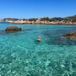 Aurora Leone Instagram - Cose che non dimenticherò di questo viaggio in Sardegna - il monte Tejalone scalato per bere un’ichnusa al tramonto (non ho foto in cui sto meglio di così) - i cinghiali che ho scoperto che possono nuotare anche per sei ore - una serata con Paola Cortellesi e Riccardo Milani a fare collanine a mano - la gara di rotolini gemellare - il faro di capo Spartivento - Simone minacciato da un rinoceronte arrabbiato alla sua sinistra - le mie passioni: taglieri e birkenstock - Liliana zia Patrizia - diventare grandi - foglietto trovato in macchina di cui non comprendo la motivazione. Proprietario, se mi segui, sto ancora cercando di capire cosa abbiamo sbagliato in quel parcheggio