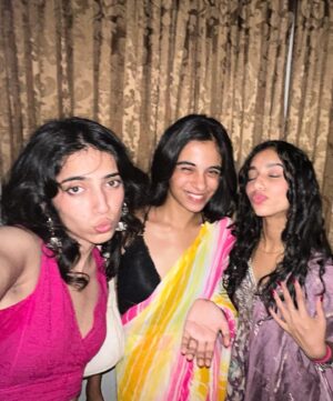 Avanthika Babu Instagram - Pune dump 🛺 ☀️🍦🎈

#punedump #healing