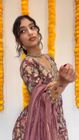 Avanthika Babu Instagram - Ora kannala for Diwali 🪔🪷✨

#diwali2023 #diwali #diwalireel #tamiltransition #orakannala
