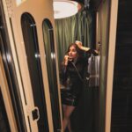 Avantika Dasani Instagram - An #HK minute #GirlsTrip Night Edition The perfect night: EAT! •Yardbird •Mott32 •Samsen (lots more) Then walk around and let the music pull you in. •Iron fairies • Stockton • LeBoudair • and ton of other little bars followed by •ebeenzer’s kebab/falafals 🤌🏽 And if you get lucky, you get some real good live music, (right place right time kinda thing) I got chills and warmth with john mayor tunes hitting the spot. Best way to end the night! #AdReccomends