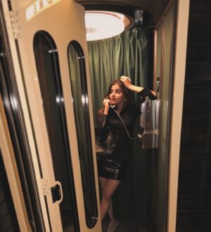Avantika Dasani Instagram - An #HK minute
#GirlsTrip Night Edition 

The perfect night: EAT! 
•Yardbird •Mott32 •Samsen (lots more) 
Then walk around and let the music pull you in. 
•Iron fairies • Stockton • LeBoudair •
and ton of other little bars followed by 
•ebeenzer’s kebab/falafals 🤌🏽

And if you get lucky, you get some real good live music, (right place right time kinda thing)
 I got chills and warmth with john mayor tunes hitting the spot. Best way to end the night! 
#AdReccomends