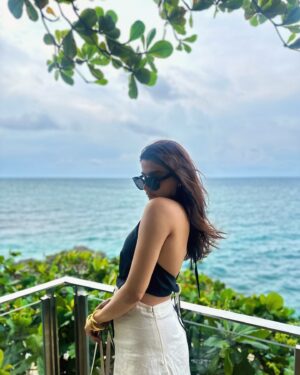 Avantika Dasani Instagram - Life update: Tanned and eating bland ☀️🍞
