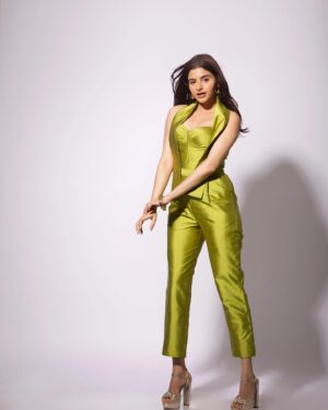 Avantika Dasani Instagram - Always bloom where planted 🌿🌺

@akshayphotoartist 
@krishi1606 
@dynamitepikachu 

Wearing @nalandda 🤍
Shoes @jessicasimpsonstyle