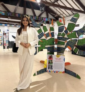 Avantika Dasani Instagram - @saturdayartclass is having it’s 4th edition of it’s student exhibition ✨
If you haven’t yet check it out to encourage the lovely kids and team, get to do cool workshops and experience the art and impact for yourself! , all while sippin’ on the same great coffee from @chas.in.tales

Haven’t been able to volunteer in awhile, but always the proudest of these kids and this team! Can’t wait to be back in a classroom with them

*Swipe for the reminder you need