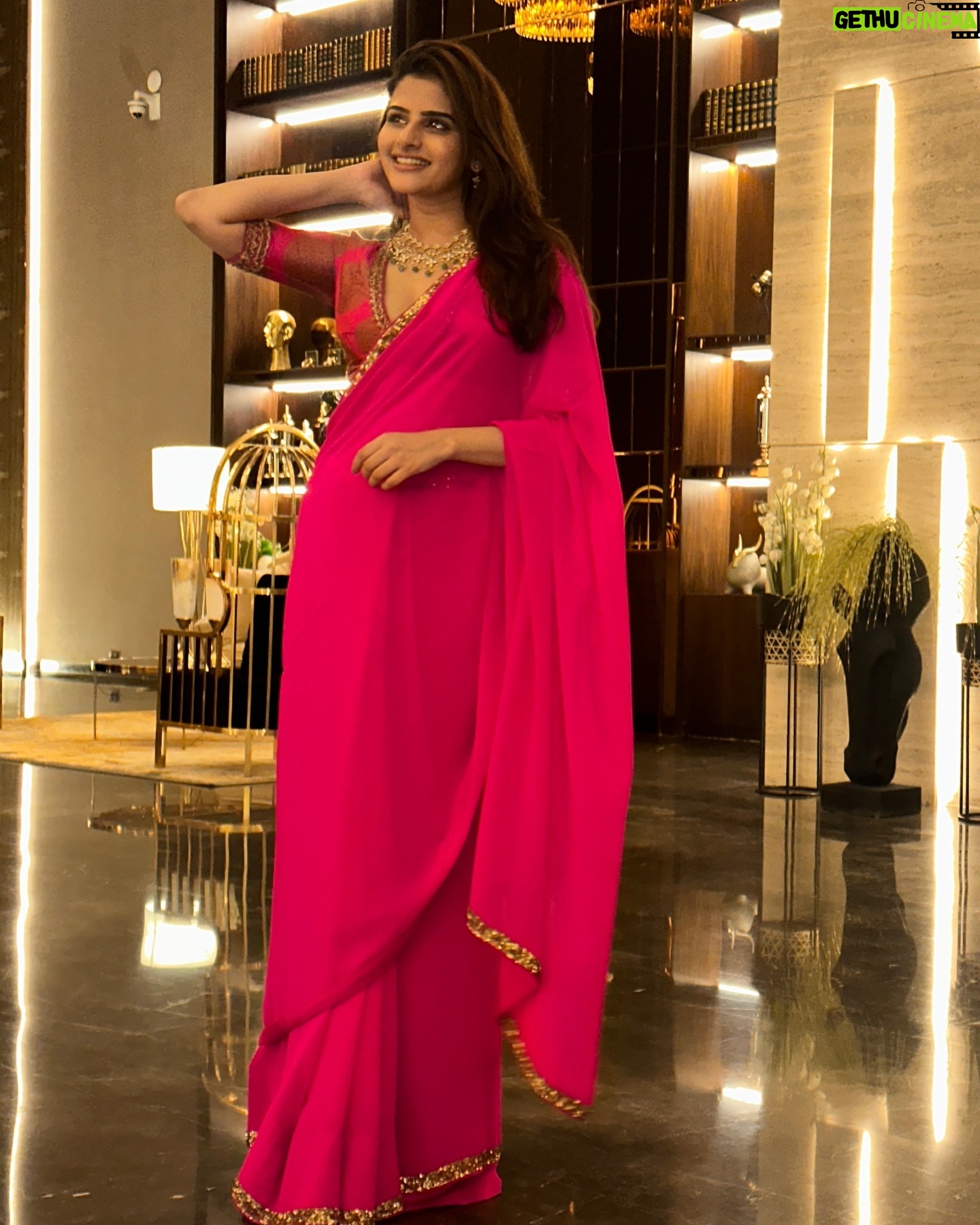 Avantika Dasani - 3 Likes - Yaara ki Shaadi
Kudi kuwari
Pehne Gulaabi saree